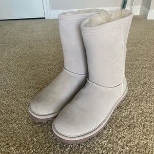 NWT Light Tan Bearpaw Fur Boots